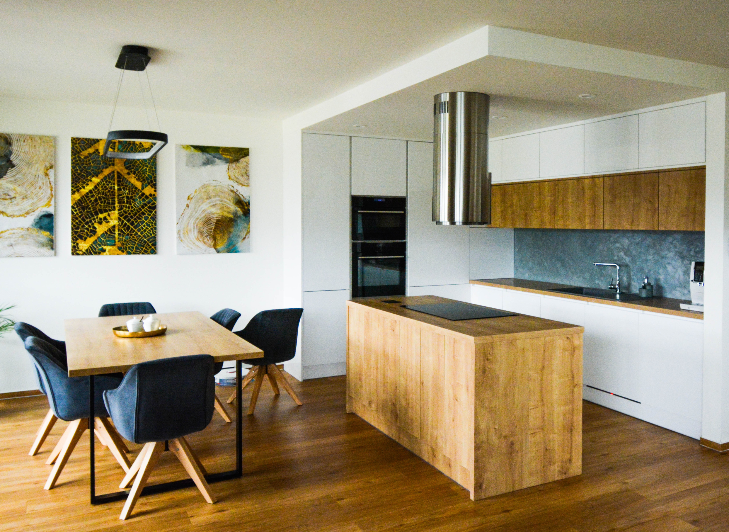 Moderní kuchyně v elegantních barvách. Sestava včetně stolu od Erzo design.